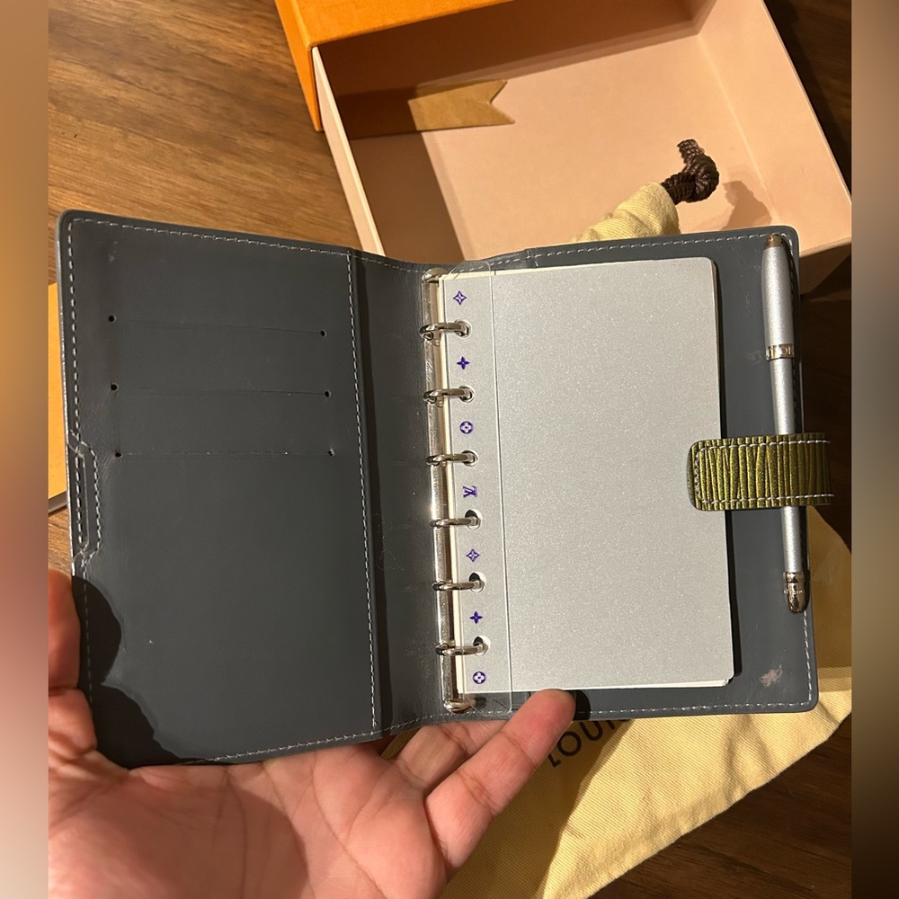 Gold-Green Louis Vuitton Epi Agenda with Pen, dust bag, and box - Picture 7 of 8